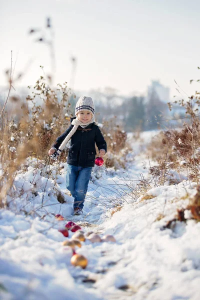 Bambino Bambino Giocare Con Palle Natale Decorazione All Aperto Nel — Foto Stock