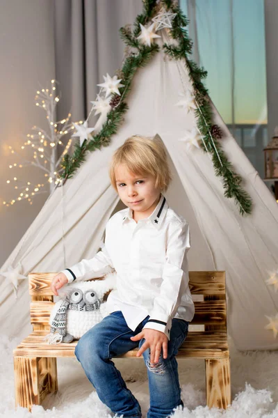 Bambino Bambino Carino Ragazzo Giocare Studio Con Neve Tenda Lampioni — Foto Stock