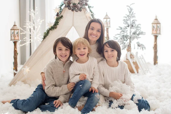 Szczęśliwa Rodzina Dzieci Mama Korzystających Boże Narodzenie Razem Przytulnym Domu — Zdjęcie stockowe