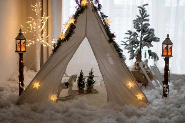 Winter Scene Met Tipi Lichtboom Kerstboom Straatlantaarns Sneeuwdecor — Stockfoto