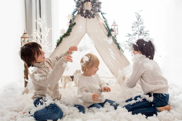 Χαρούμενη Οικογένεια Παιδιά Και Μαμά Απολαμβάνοντας Χριστούγεννα Μαζί Στο Ζεστό — Φωτογραφία Αρχείου