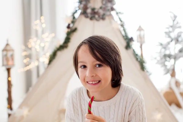 Lycklig Familj Barn Och Mamma Njuter Julen Tillsammans Mysigt Hem — Stockfoto