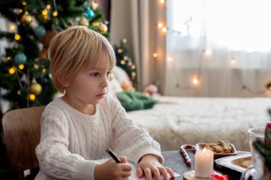 Mutlu aile, çocuklar ve anne, Noel süslemeleri ile süslenmiş rahat bir evde birlikte Noel 'i kutluyoruz.