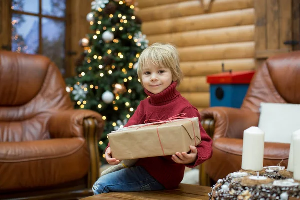 Blondes Kleinkind Buch Lesen Und Geschenke Einer Gemütlichen Hütte Den — Stockfoto