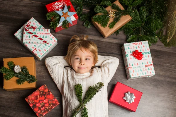 かわいい子供 多くの装飾されたプレゼントと床に横たわっ — ストック写真