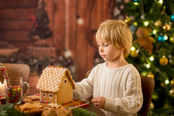Ξανθό Μικρό Παιδί Χαριτωμένο Αγόρι Κάνει Χριστούγεννα Τζίντζερ Σπίτι Ψωμί — Φωτογραφία Αρχείου