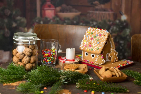 家でカラフルなキャンディーや装飾が施されたクリスマスジンジャーブレッドハウス — ストック写真