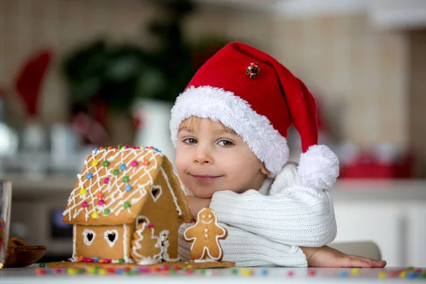 Blondes Kleinkind Netter Junge Der Hause Lebkuchen Backt — Stockfoto