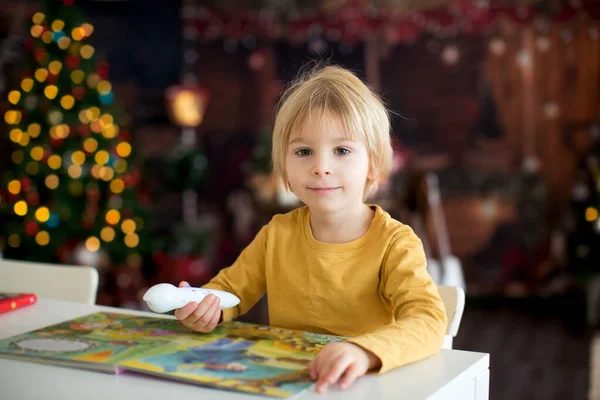 Sarışın Çocuk Küçük Çocuk Noel Evde Eğleniyor Okuyucuyla Özel Bir — Stok fotoğraf