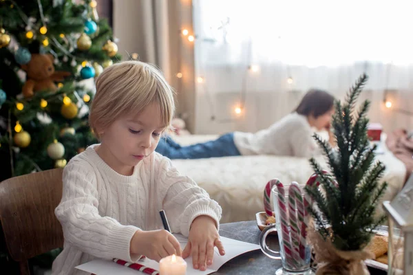 Mutlu aile, çocuklar ve anne, Noel süslemeleri ile süslenmiş rahat bir evde birlikte Noel 'i kutluyoruz.