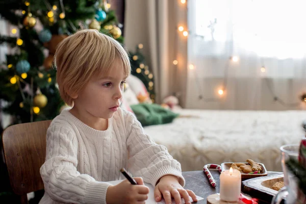 Mutlu aile, çocuklar ve anne, Noel süslemeleri ile süslenmiş rahat bir evde birlikte Noel 'i kutluyoruz.