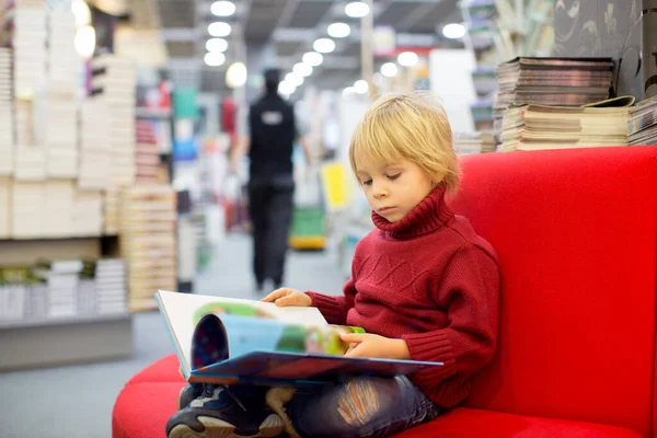 Мила Блондинка Малюк Хлопчик Читає Книгу Книжковому Магазині Зимовий Час — стокове фото