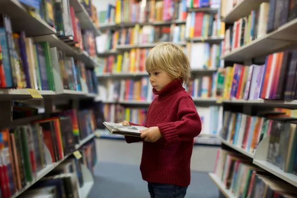 Tatlı Sarışın Çocuk Çocuk Çocuk Bir Kitapçıda Kitap Okuyor Kışın — Stok fotoğraf