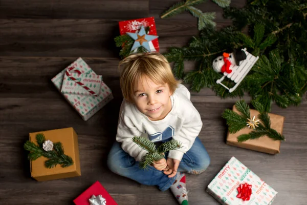 Симпатичный Ребенок Лежащий Полу Многими Украшенными Подарками — стоковое фото