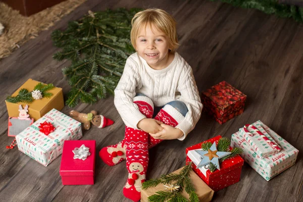 Schattig Kind Liggend Vloer Met Veel Versierde Cadeautjes — Stockfoto