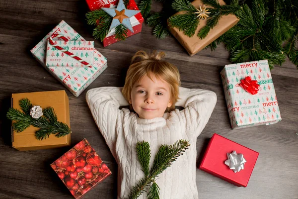 かわいい子供 多くの装飾されたプレゼントと床に横たわっ — ストック写真