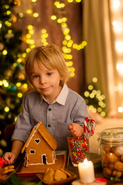 Criança Loira Menino Bonito Fazendo Casa Pão Gengibre Natal Casa — Fotografia de Stock