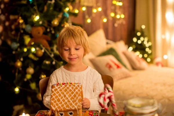 金髪の幼児の子供 かわいい男の子 家でクリスマスジンジャーブレッドハウスを作る — ストック写真