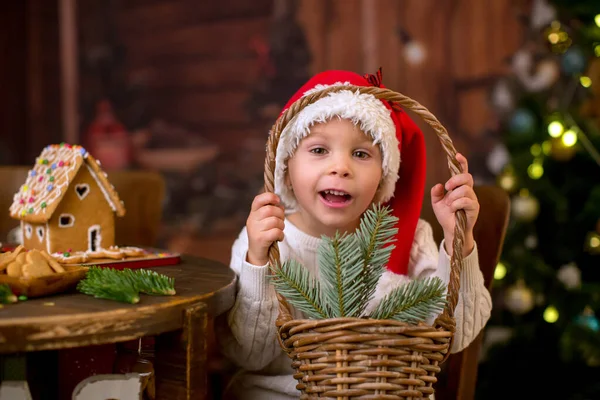 金髪の幼児の子供 かわいい男の子 家でクリスマスジンジャーブレッドハウスを作る — ストック写真