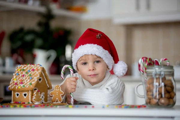 Blond Batole Dítě Roztomilý Chlapec Dělat Vánoční Zázvorový Chléb Dům — Stock fotografie