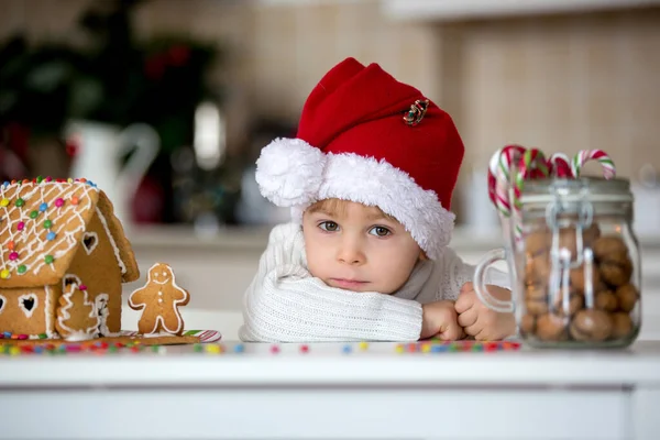 Criança Loira Menino Bonito Fazendo Casa Pão Gengibre Natal Casa — Fotografia de Stock