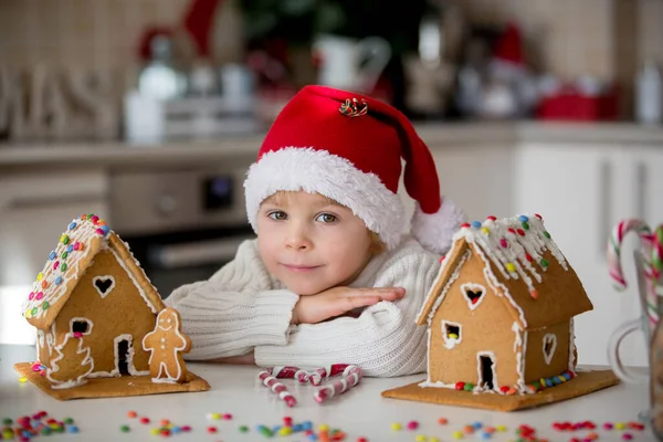 Blondes Kleinkind Süßer Junge Weihnachtliches Lebkuchenhaus Hause Dekorieren — Stockfoto