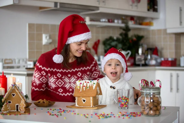 Blondes Kleinkind Und Mama Netter Junge Und Mutter Dekorieren Weihnachten — Stockfoto