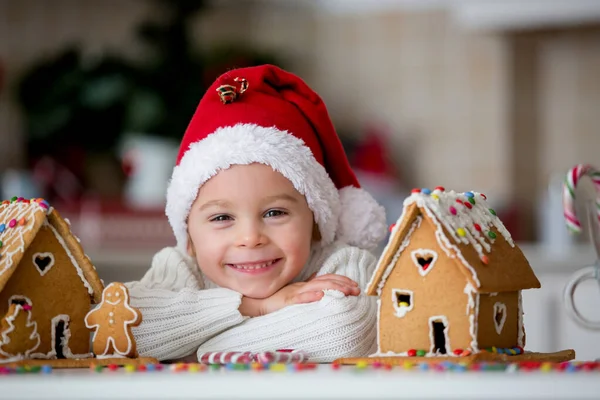 Blondes Kleinkind Süßer Junge Weihnachtliches Lebkuchenhaus Hause Dekorieren — Stockfoto