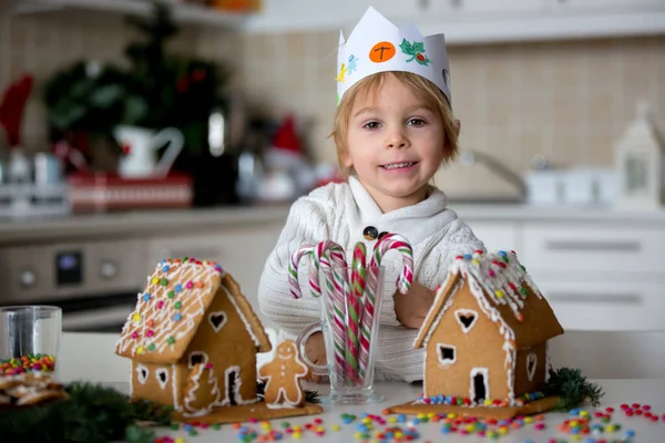 Blond Batole Dítě Roztomilý Chlapec Dělat Vánoční Zázvorový Chléb Dům — Stock fotografie