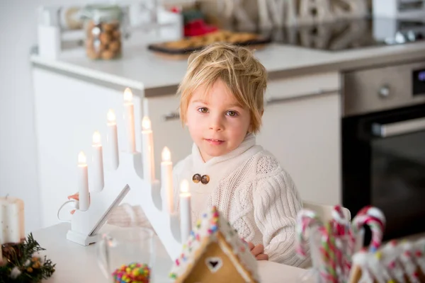 Porträtt Ett Sött Barn Jul Med Ljusstake Bordet — Stockfoto