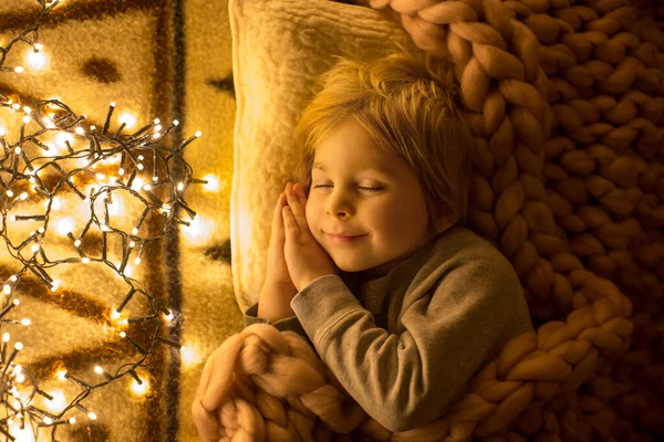 Παιδί Μικρό Χαριτωμένο Ξανθό Αγόρι Κοιμάται Στο Κρεβάτι Βράδυ Χριστουγεννιάτικα — Φωτογραφία Αρχείου
