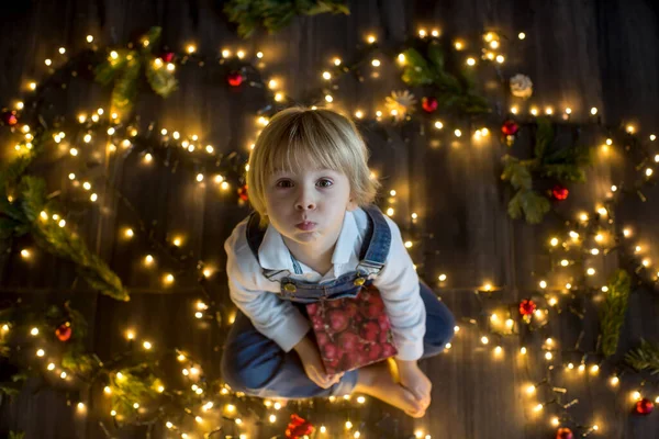 Batole Dítě Roztomilý Blonďatý Chlapec Sedí Podlaze Domácím Psem Vánoční — Stock fotografie