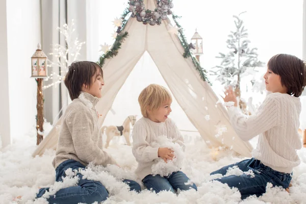 Χαρούμενη Οικογένεια Παιδιά Και Μαμά Απολαμβάνοντας Χριστούγεννα Μαζί Στο Ζεστό — Φωτογραφία Αρχείου