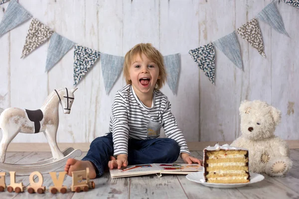 Lindo Niño Pequeño Con Pastel Decoración Cumpleaños Estudio Sonriendo Cámara —  Fotos de Stock