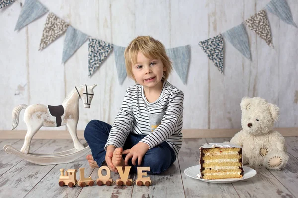 Lindo Niño Pequeño Con Pastel Decoración Cumpleaños Estudio Sonriendo Cámara —  Fotos de Stock