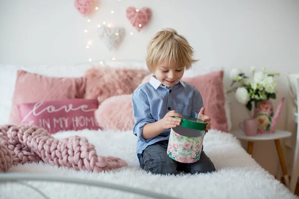 Sød Lille Blond Barn Med Skjorte Sidder Sengen Med Valentine - Stock-foto