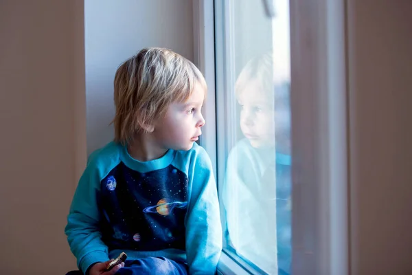 Küçük Çocuk Gün Batımında Pencerede Oturuyor Dışarı Bakıyor — Stok fotoğraf