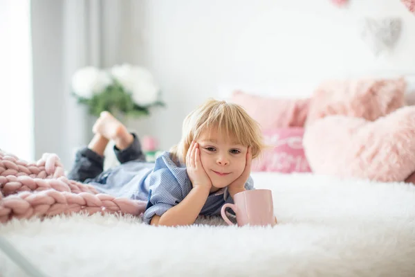 Nettes Kleinkind Blondes Kind Mit Hemd Sitzt Auf Dem Bett — Stockfoto