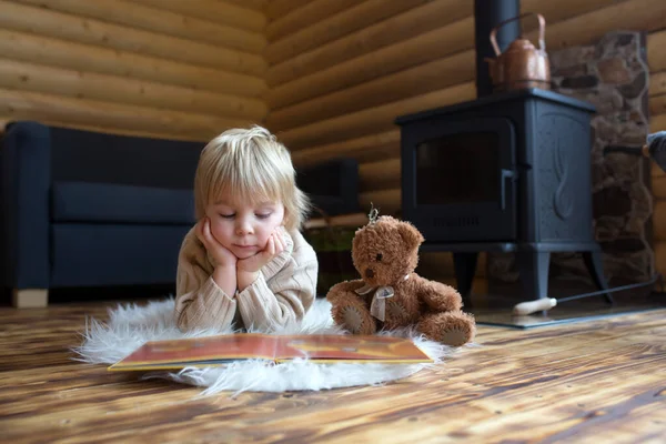 Nettes Kleinkind Einem Kleinen Schicken Holzhäuschen Ein Buch Lesen Tee — Stockfoto