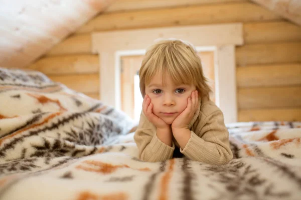 Criança Bonito Uma Pequena Cabana Madeira Fantasia Lendo Livro Bebendo — Fotografia de Stock