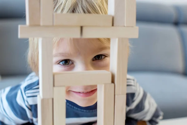 幼児の子供 自宅で木製のパズルで遊んで — ストック写真
