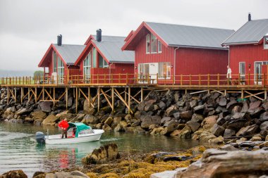 Güzel bir balıkçı kulübesi, Norveç 'te rorbu, Lofoten ve Nordland' da geleneksel evler.