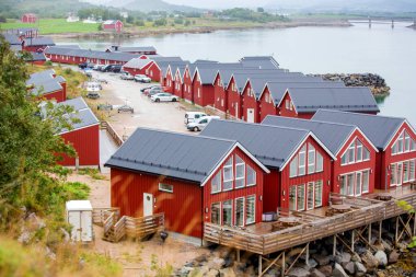 Güzel bir balıkçı kulübesi, Norveç 'te rorbu, Lofoten ve Nordland' da geleneksel evler.