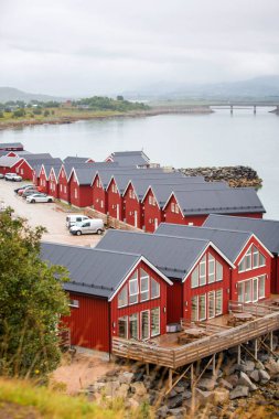 Güzel bir balıkçı kulübesi, Norveç 'te rorbu, Lofoten ve Nordland' da geleneksel evler.