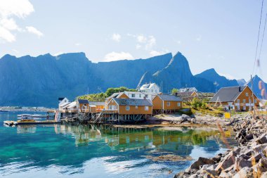 Norveç 'in güzel doğası ve güneşli bir yaz günü fiyortlarda, Lofoten, Norveç' te tipik küçük balıkçı kulübelerinin Sakrisoy 'dan inanılmaz manzarası.
