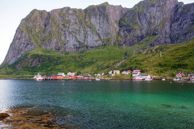 Norveç 'in güzel doğasının manzarası ve Norveç' in kuzeyindeki Lofoten 'de tipik kırmızı kulübeleri olan küçük balıkçı köyleri.