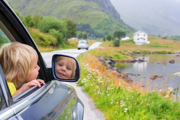 Söta Barn Tittar Genom Fönsterbil Tittar Vacker Landskapsutsikt Lofoten Norge — Stockfoto