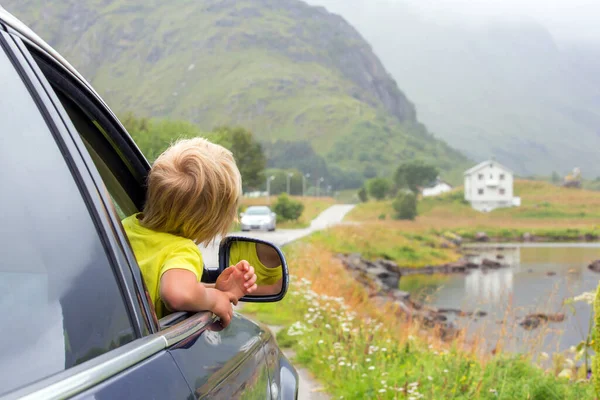 Симпатичный Ребенок Выглядывающий Окна Машины Глядя Красивый Пейзаж Норвежском Лоффене — стоковое фото