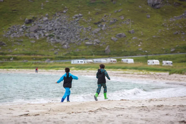 Glückliche Kinder Genießen Weißen Sandstrand Norwegen Laufen Und Spielen Mit — Stockfoto