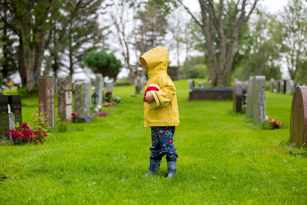 Niño Triste Niño Rubio Pie Bajo Lluvia Cementerio Persona Triste —  Fotos de Stock